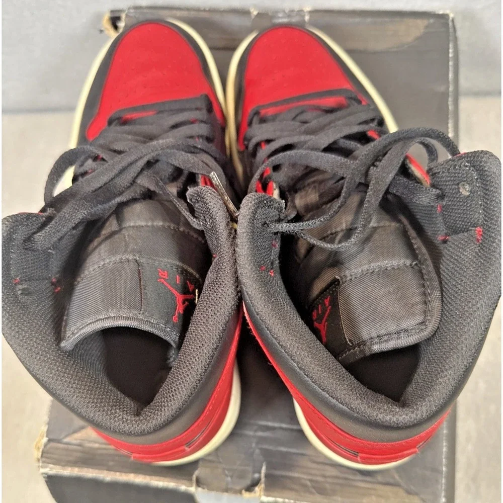 Jordan Air Jordan 1 Mid Bred Banned Retro Leather Size 9.5 Men's 554724-074
